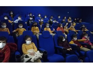 Minik öğrenciler ‘Aslan Hürkuş Kayıp Elmas’ filmini izledi