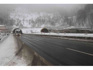 Bolu Dağı’nda kar yağışı devam ediyor