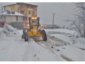 Altınordu’da ekipler kar mücadelesini sürdürüyor