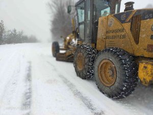 Samsun’da karla kapanan 27 kırsal mahalle yoluna 140 iş makinesiyle müdahale ediliyor