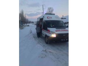 104 köy yolunda ulaşım sağlanamıyor, vakaya giden ambulans da yolda kaldı