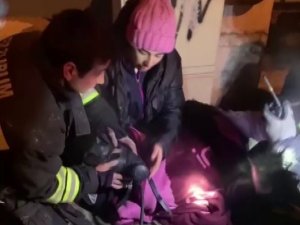 Evlerinde çıkan yangında mahsur kalan Afganlı aileyi itfaiye ekipleri camdan çıkararak kurtardı