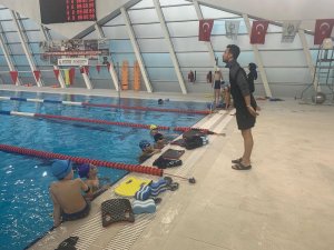 Çayırova’da yüzme eğitimi veriliyor