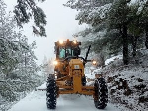 Büyükşehir’in karla mücadelesi sürüyor
