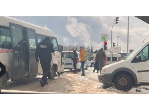 Bilecik’te yolcu minibüsü ile hafif ticari araç çarpıştı, 7 kişi yaralandı