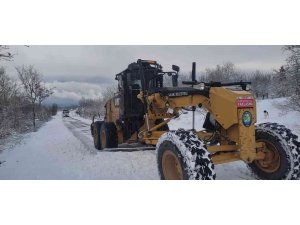 Salihli’de kardan kapanan yollar ulaşıma açıldı