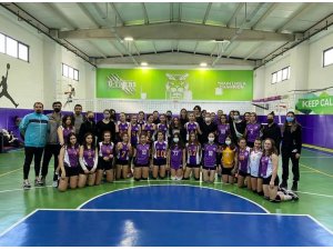 Liseler arası voleybol turnuvasında Ayvalık Özel Uğur Anadolu Lisesi yarı finale yükseldi