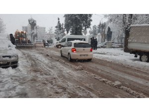 Gaziantep’te kar yağışı trafiği felç etti