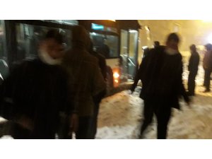 Gaziantep’i kar vurdu: Vatandaşlar yolda kalan araçlarda mahsur kaldı