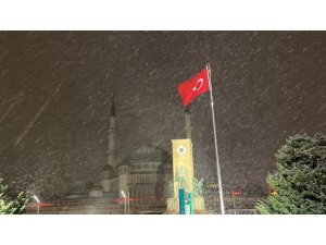 Taksim Meydanı’da kar etkisini arttırdı