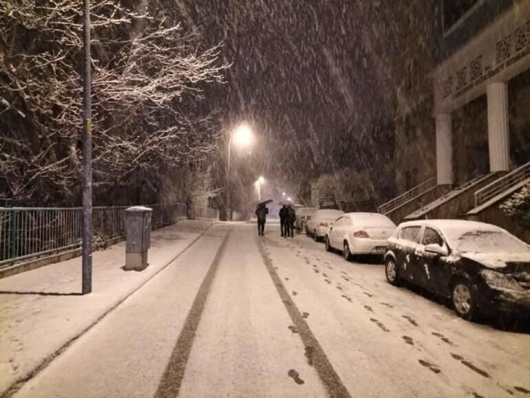 Gaziantep'te kar yağışı hayatı felç etti : TAG otoyolunda mahsur kalan 2 bin kişi kurtarıldı