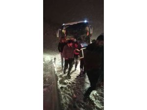 TEM’de bariyerlere çarpan otobüste mahsur kalan yolcular kurtarıldı