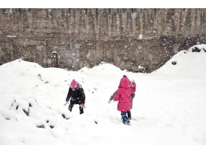 Dursunbey’de kar yağışı yerini tipiye bıraktı