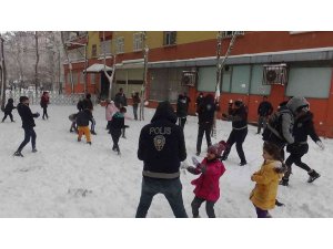 Diyarbakır’da polis ve çocuklar kar topu oynadı, vatandaşlar ise halay çekti
