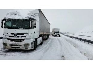 Kar nedeniyle rampayı çıkamayan sürücüler yolda mahsur kaldı