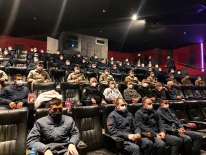 Jandarma personeli, “İyi Ki Varsın Eren” filmini izledi