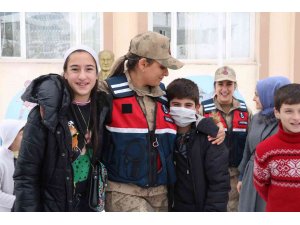 Bitlis’te 30 öğrenci jandarma tarafından “Kesişme iyi ki varsın Eren” filmine götürüldü