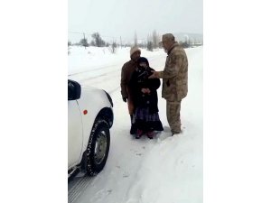 Jandarma yaşlı çifti yolda bırakmadı