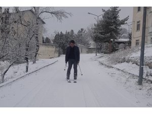 Okul yolunu kayak pistine çeviren öğretmen, kayarak okula gidiyor