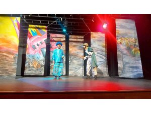 Van Büyükşehir Belediyesinin çocuk tiyatrosu renkli görüntülere sahne oldu