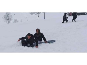Çocuklar poşetlerle kayarak karın keyfini çıkarttı