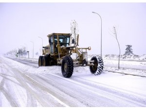 Şanlıurfa’da karla mücadele çalışmaları sürüyor