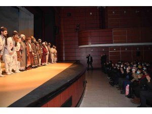 Başkan Büyükkılıç, devlet tiyatrosunda ‘Hacı Bektaş’ tiyatro oyununu izledi