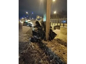 Otomobil yön levhasının direğine çarptı: 4 yaralı