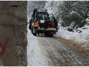 Rize’de kardan kapanan yolu açmaya çalışan iş makinesi devrildi: 2 yaralı