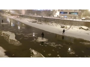 Buzu sal yapıp Çoruh’ta gezintiye çıkan gençler bu kez polise takıldı