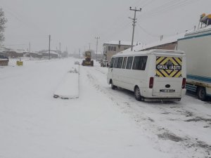 Kar ve tipide minibüste mahsur kalan öğrencileri okula jandarma yetiştirdi