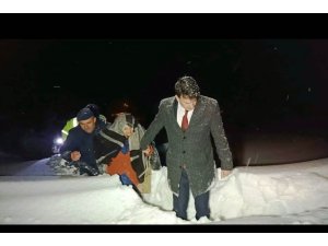 Yoğun kar yağışı nedeniyle köyde mahsur kalan vatandaşlar kurtarıldı