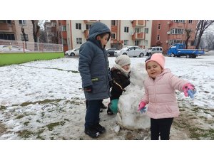 Kar yağışı çocuklara karne hediyesi oldu