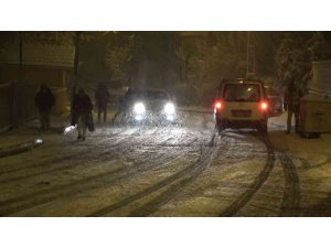 Maltepe’de karla kaplanan yollarda araçlar kaydı