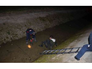 Sulama kanalına düşen alkollü şahıs polisi ve itfaiyeyi alarma geçirdi