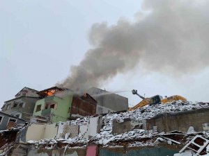 Çengelköy’de kentsel dönüşüm alanında yangın