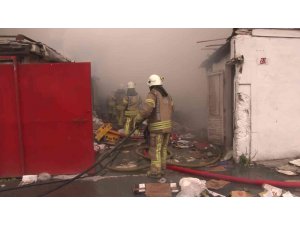 Kadıköy’de hurdalıkta çıkan yangın 2 binaya sıçradı