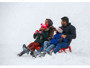 Ankaralı öğrenciler yarıyıl tatilinin keyfini Elmadağ Kayak Merkezi’nde çıkarıyor