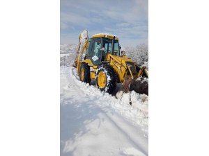 Balıkesir’de 68 kırsal mahalle yolunda kar yağışı nedeniyle ulaşım sağlanamıyor.