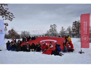 Gençler Hazarbaba Kayak Merkezi’nde doyasıya eğlendi