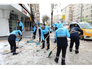 Yenişehir Belediyesi kaldırımları buzdan temizliyor