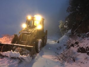 Alaşehir Belediyesi karla kapanan yolları ulaşıma açtı