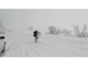 Kar üzerinde bisikletle akrobasi yaptı