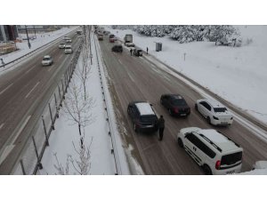 Yoldan çıkan otobüs ve kamyonlar Bursa-İzmir karayolunu trafiğe kapattı