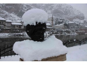40 yıldır böyle yağış görülmeyen Amasya’da kar kalınlığı 40 santimi buldu