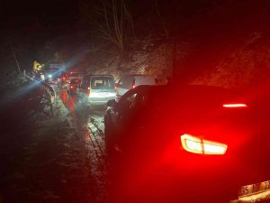 İzmir’de yoğun kar yağışı nedeniyle dağ yolunda mahsur kalan 20 kişi kurtarıldı