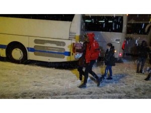 Karda mahsur kalan yolcular, valizlerini alıp geri dönmeye çalıştı