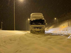 TEM Otoyolu Bolu Dağı geçişinde yol 8 saattir ulaşıma kapalı, kontak kapatan araçlar beyaza büründü