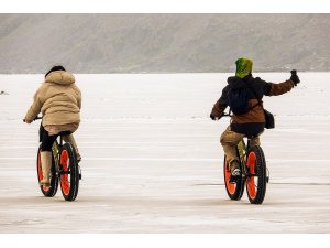Çıldır Gölü’nde atlı kızak ve bisiklet keyfi
