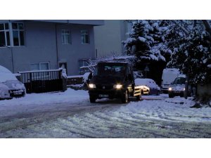 İstanbul’da etkili olan kar yağışı sürücü ve yayalara zor anlar yaşattı